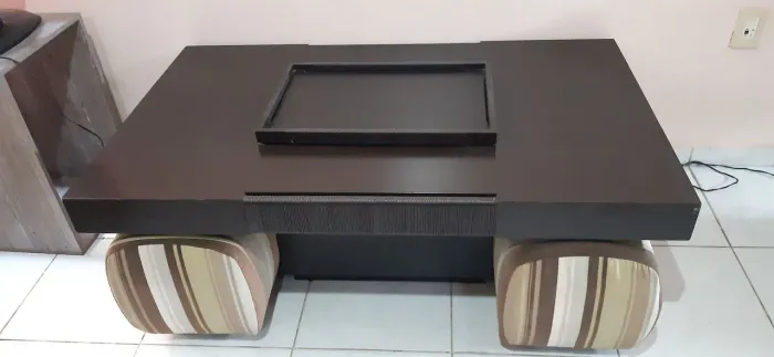 Mesa de centro com Bar de bebidas quentes. 