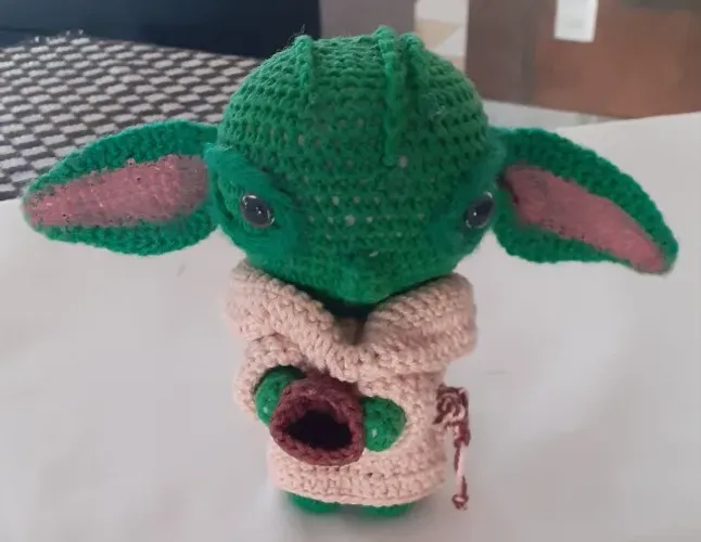 Baby Yoda feito de crochê de Star Wars