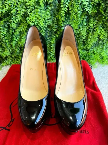 Scarpin original Christian Louboutin verniz Preto tamanho 37,5 Europa, 37 Brasil, usado 5x