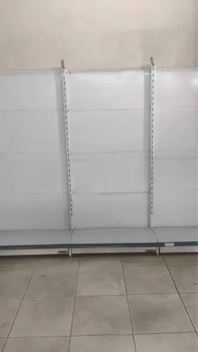 Gôndola de parede 2 Mts com base de 42 cm ,5 bandejas de 0,42 cm 