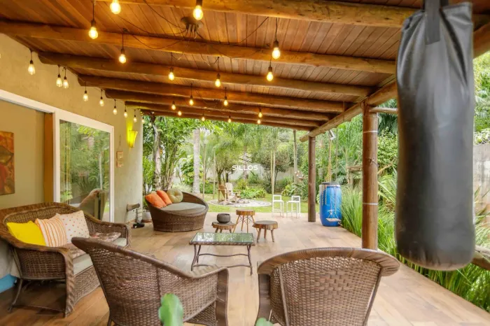 Casa térrea à venda com terreno amplo de 1.161 m² no Atuba em Curitiba