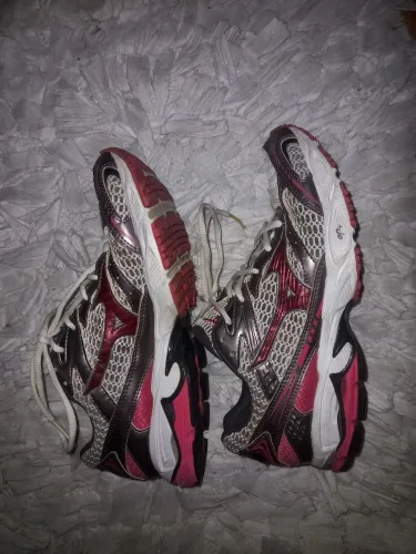 Tênis esportivo Mizuno tamanho 40 forma normal usado