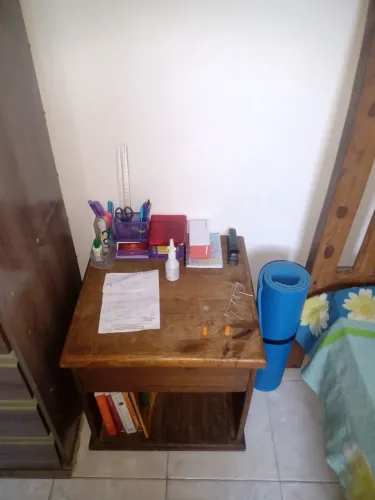 Escrivaninha de madeira