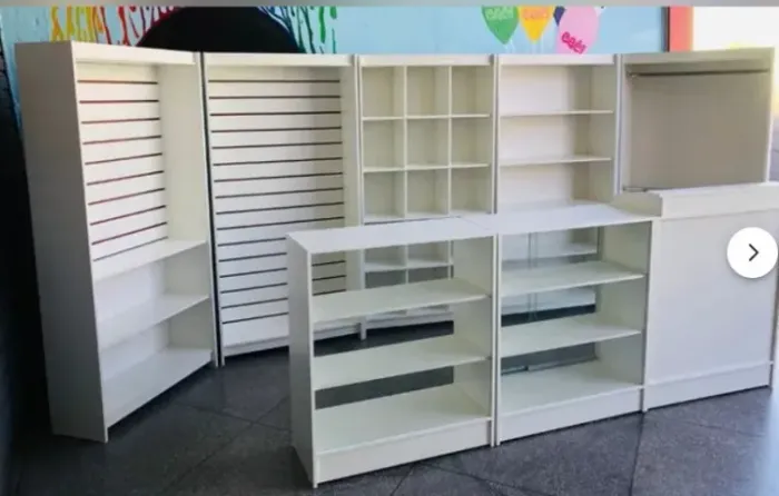 BALCÃO + VITRINE + ESTANTE + CANALETADO + CABIDEIRO - KIT COMPLETO