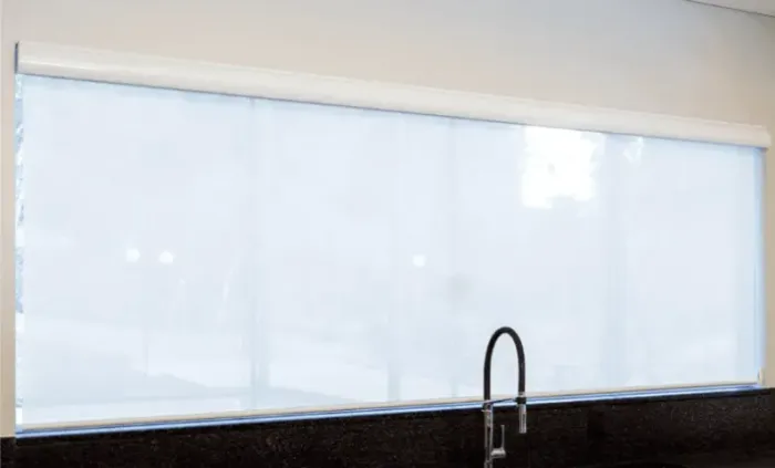 Persiana Rolô com bandô, tela solar 3%, branca, medidas 3,46 x 1,62m. Marca Giraluz.