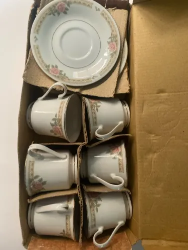Conjunto de xícaras de café com pires, floral e dourado camicado vintage