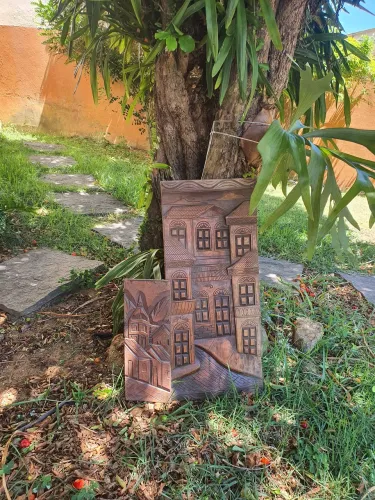 Quadro esculpido casario em madeira