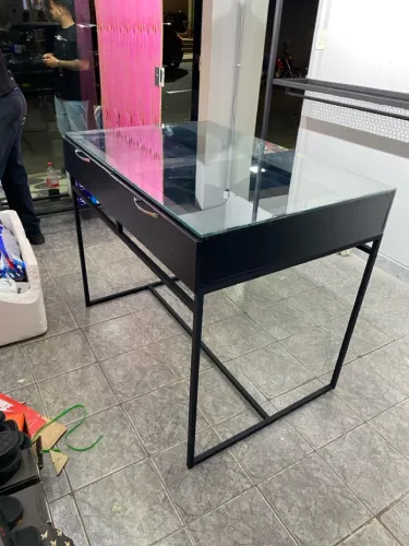 Mesa de centro para loja com tampo de vidro temperado gavetas e araras de roupa