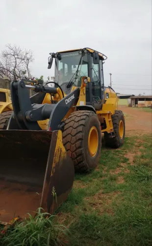 Pá Carregadeira John Deere 624K ano 2023, com 6.060 horas e ar condicionado, em SP