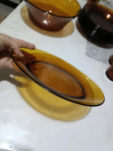 Um prato raso linha Âmbar Duralex.