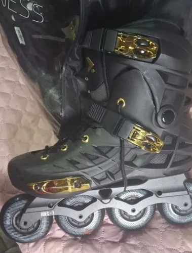 Patins Oxer Darkness Gold-In line-Freestyle-Abec 7-Preto é Dourado.