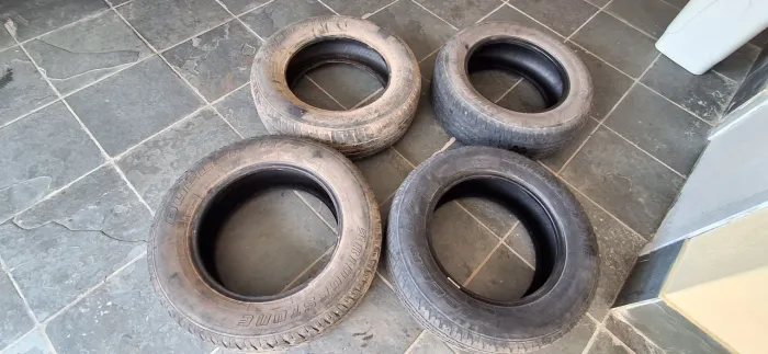 Vendo pneu Bridgestone Dueler 215 65 r16