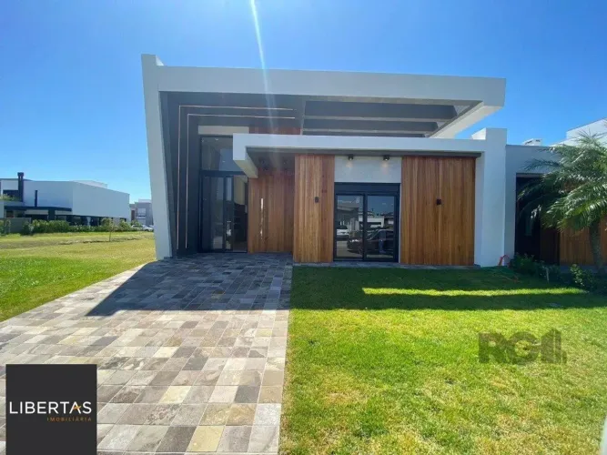 Casa de Condomínio em Atlântida Sul