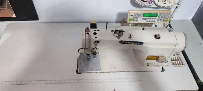 Vendo uma Máquina reta Eletrônica revisada pronta para uso em ótimo estado de conservação