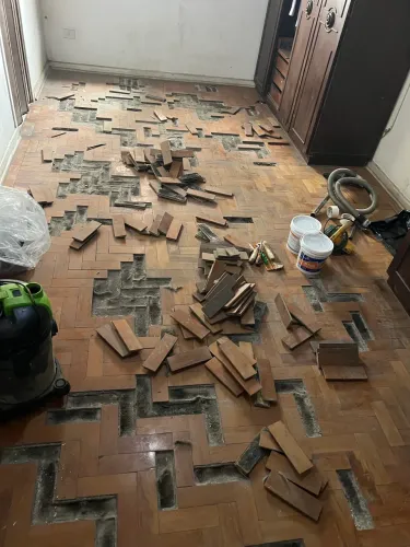 Restauração do piso de peroba , com calafetação colaP.U aplicação de verniz