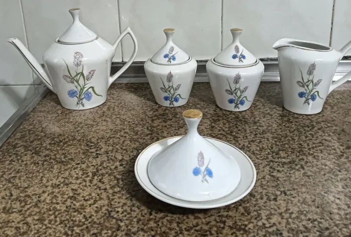 JOGO ANTIGO *ANOS 60* CHÁ/CAFE /MANTEIGA PORCELANA POZZANI FILETE EM OURO RARIDADE INTAGE