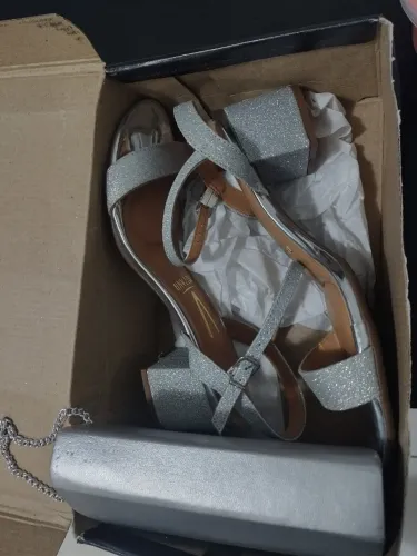 Vendo Sandália Vizzano Prata com gliter (36) com bolsa porta celular