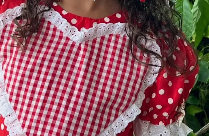 LINDO VESTIDO SÃO JOÃO - 7 ANOS (TAMANHO P) CORAÇÃO NOVO