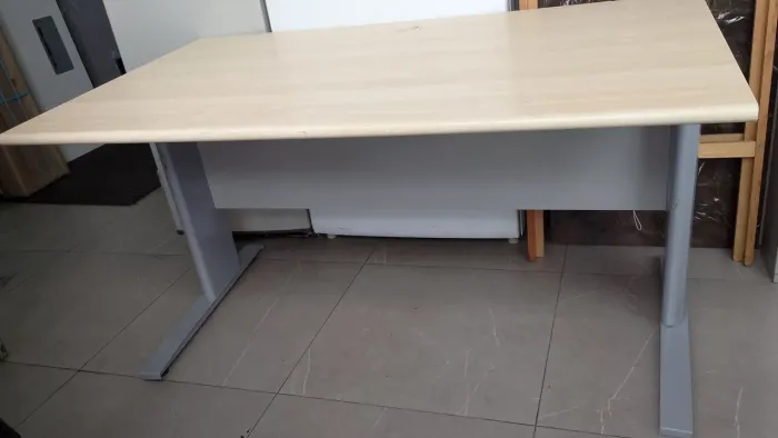 Mesa de Escritório Tampo em Madeira e Base de Ferro 