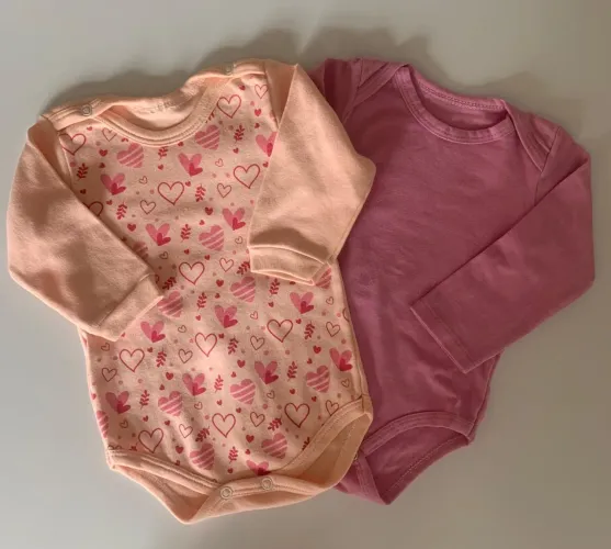 Dois bodies para bebê - rosa e com estampa de coração