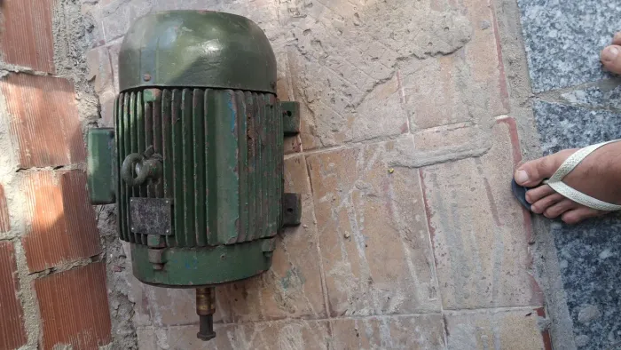 Vendo motor trifásico dois polo de 15 cv.