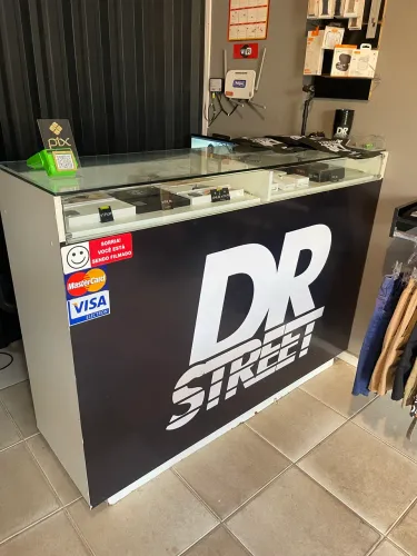 Balcão com expositor de vidro