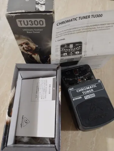 Pedal afinador Behringer 200 reais