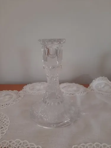 Castiçal em cristal com lapidação sextavada na base