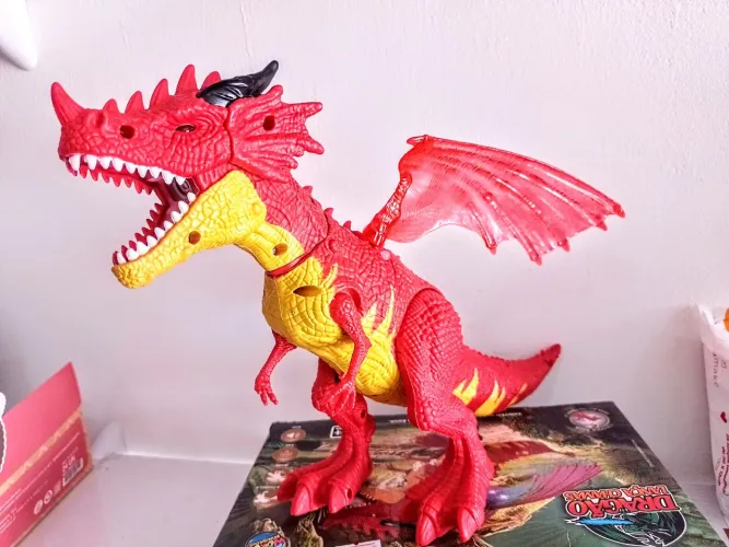 Dragão de brinquedo articulado,anda e solta fumaça 