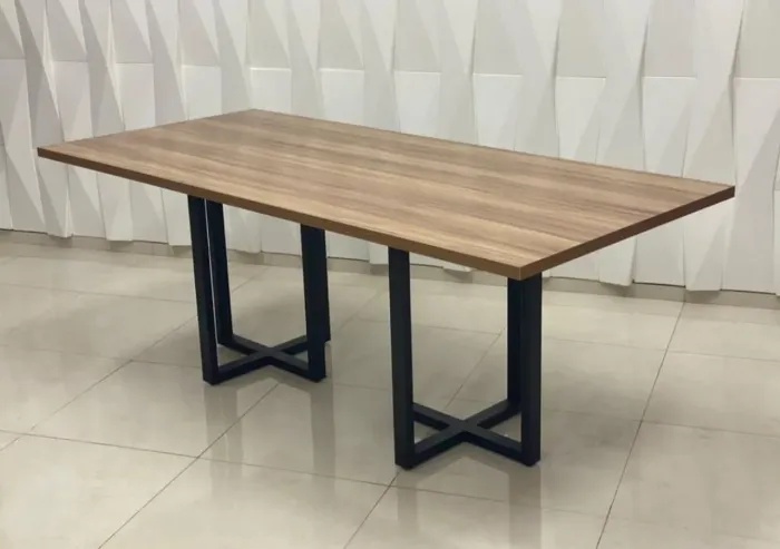 Mesa de reunião Moderna com base metálica 