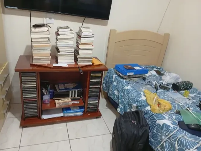 Cama de solteiro sem colchão.