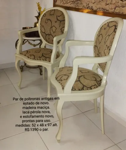 par de poltronas antigas em madeira de imbuia, com pintura e estofamento novos.