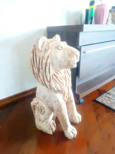 Escultura de leão em madeira peça única 65 cm alt x 25 cm larg x 30 cm prof