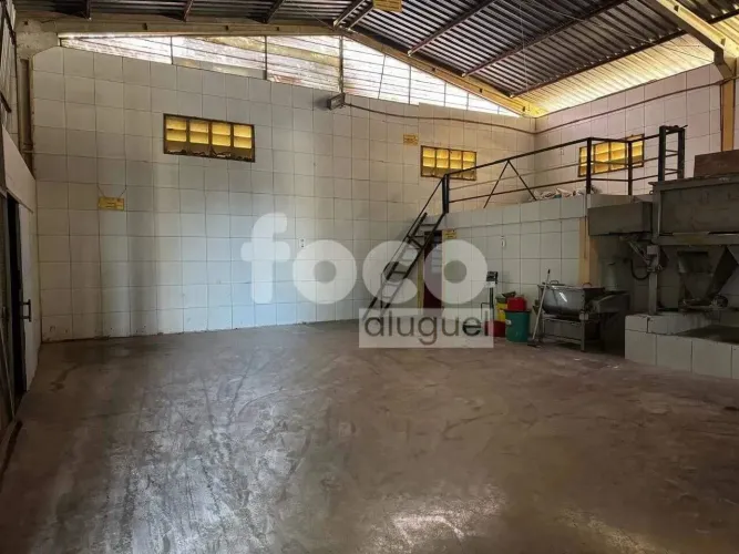 Barracão para locação em condomínio fechado no bairro Chácaras Tubalina