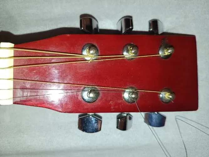 Vendo violão Kauthon Elétrico, cordas de aço, semi novo.usei pouco pra estudo. Ótimo!