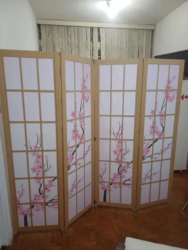 Divisória estilo oriental com flores de cerejeira