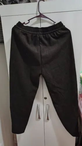 Calça de Moletom marrom escuro com três botões decorativos