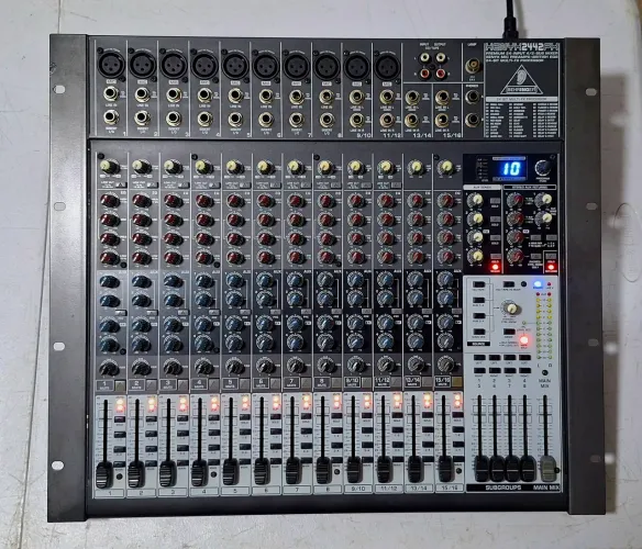 Mesa de Som Behringer Xenyx 2442FX