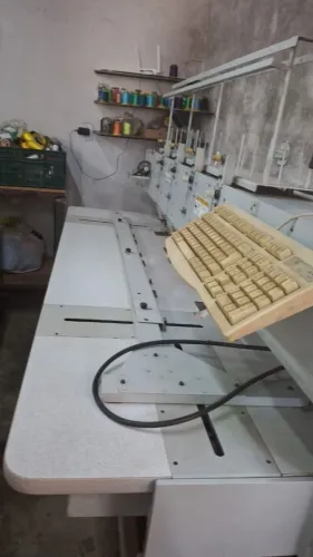 Máquina de bordado Industrial com Mesa