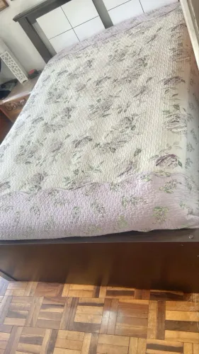 Cama de casal com dois criado mudo
