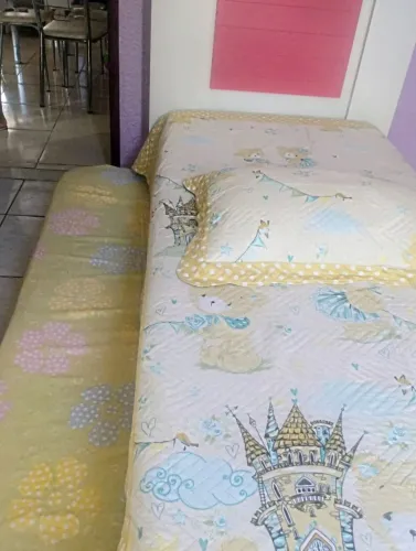 Cama de solteiro com cabeceira
