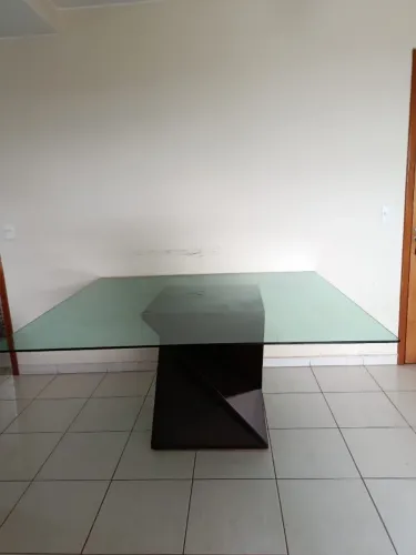 Vende-se mesa de jantar de vidro com 6 cadeiras suede cinza.
