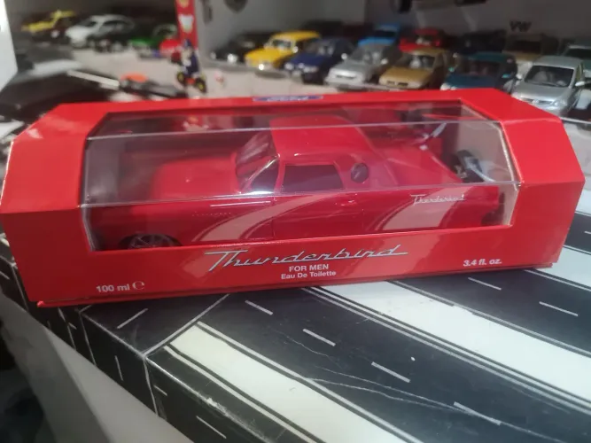 Perfume Masculino 100ml em Formato de carro Ford Thunderbird.