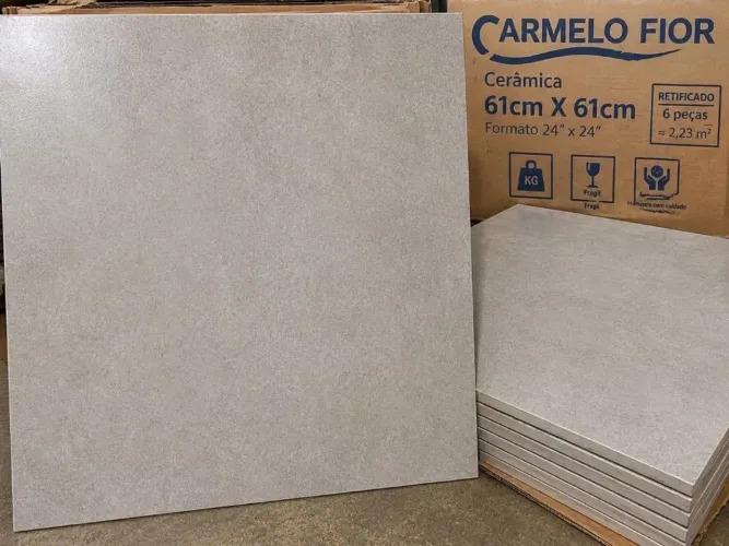 Vendo piso 61x61 retificado Total de 8 caixas metros de piso