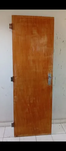 vendo essa linda porta cimiocas das antigas completa com sua chave maçaneta dobradiça