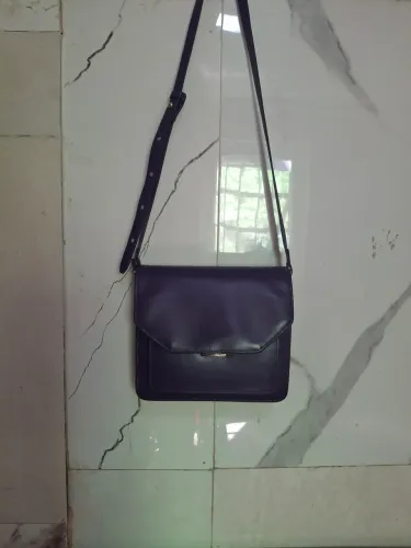 Vendo bolsa arezzo toda em couro novíssima usada 1 ves