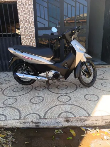 Vendo Honda Biz 125 ES Prata - Econômica e Pronta para Rodar