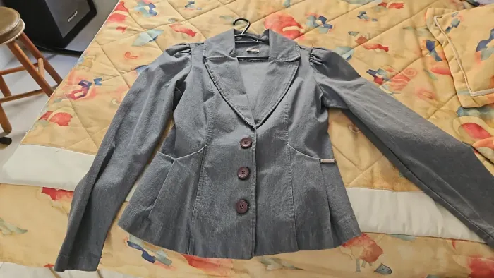 Casaco jeens com detalhes no bolso e verso M