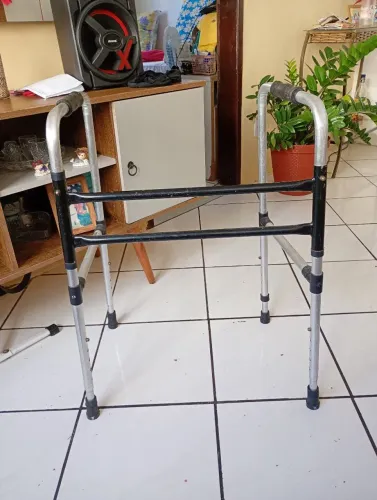 Andadeira de adulto 