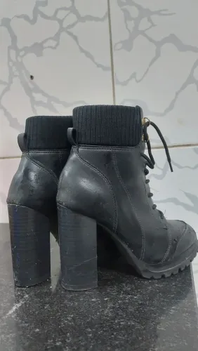 Bota semi nova